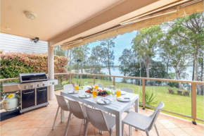 Danalene, 44a Danalene Pde - stunning waterfront property with Air Con, WI-FI, Double Lock Up Garage & Boat Parking